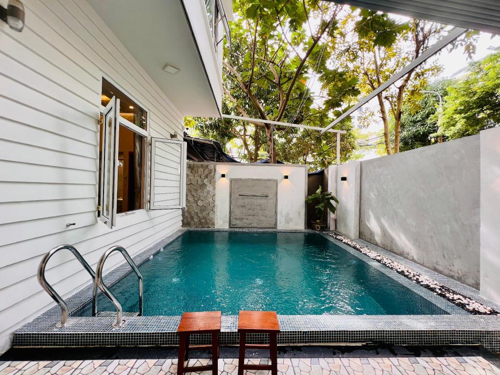 Crazy House and Villa near Beach