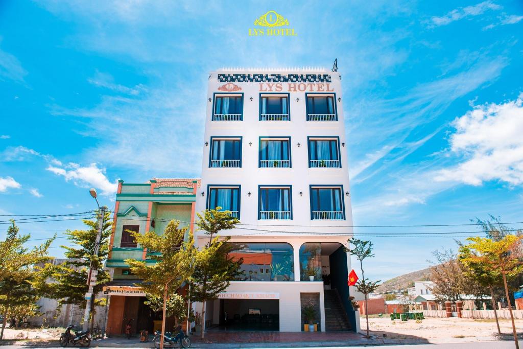 Khách sạn Nhơn Lý LYS HOTEL