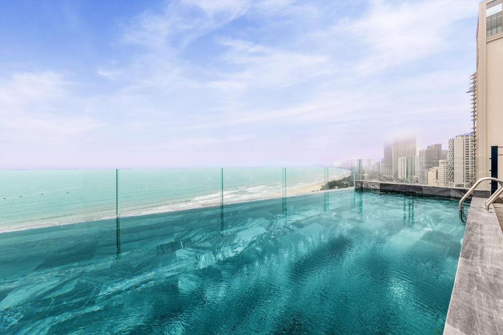 Mangata Beachfront Hotel – Rooftop Bar Sea View