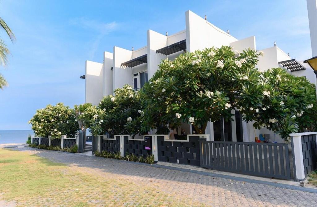 Villa 7 rooms beachfront resort oceanami