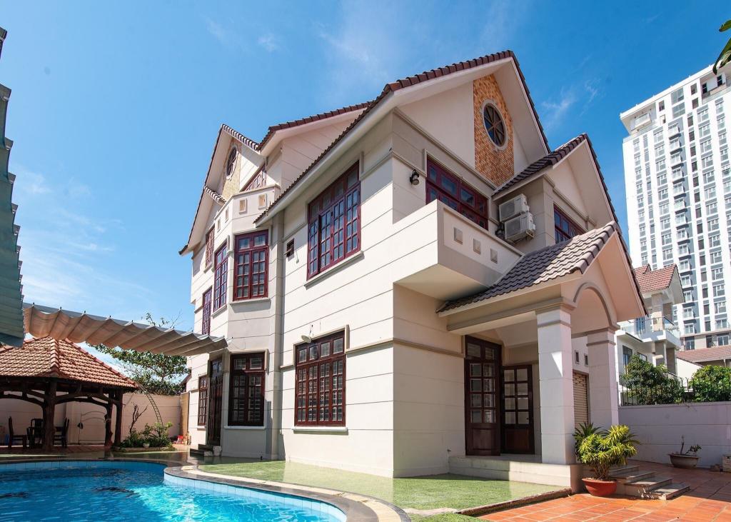 Biệt thự VũngTàu hồ bơi 6 phòng ngủ cách biển 100m