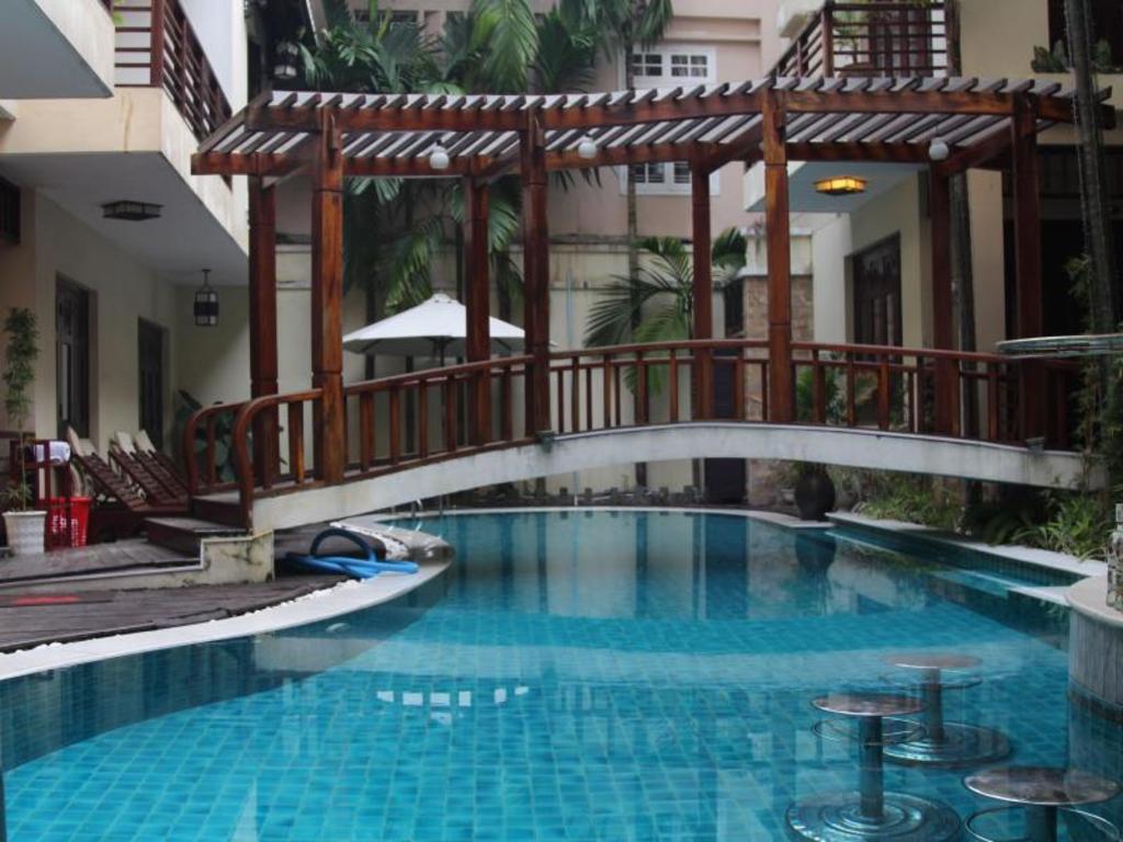 Long Life Riverside Hotel