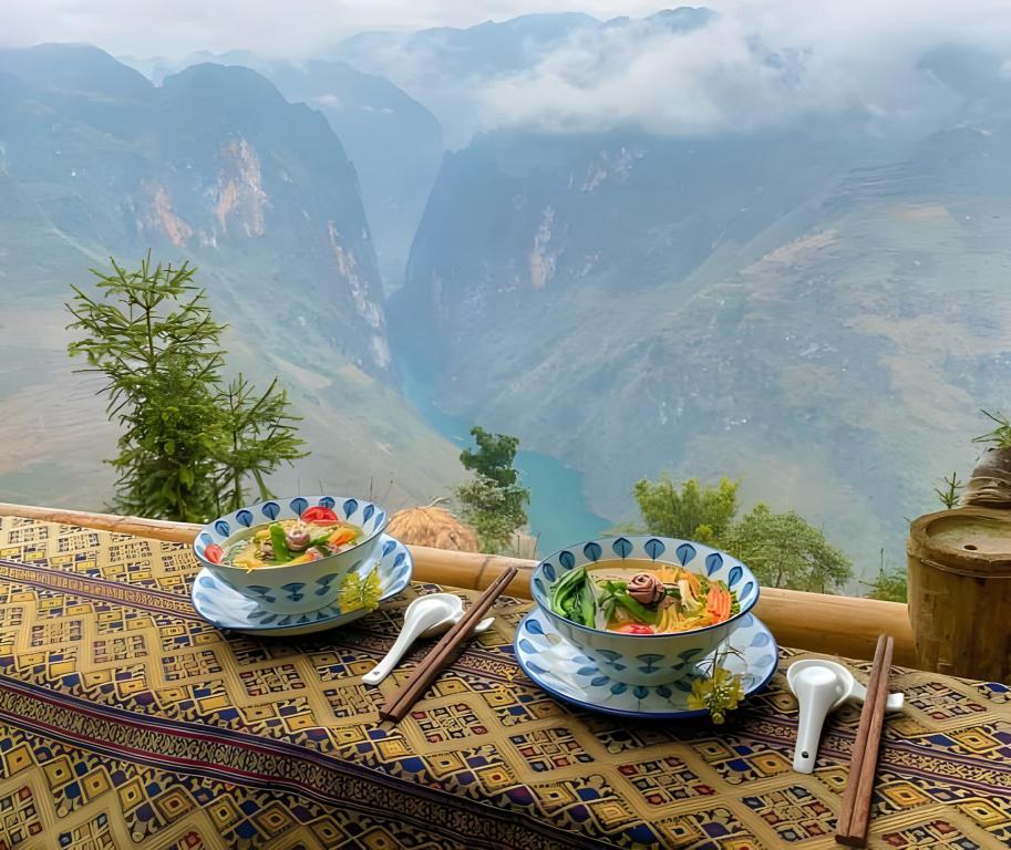 Rocks Ha Giang Hostel-Tour & Motobikes Rental