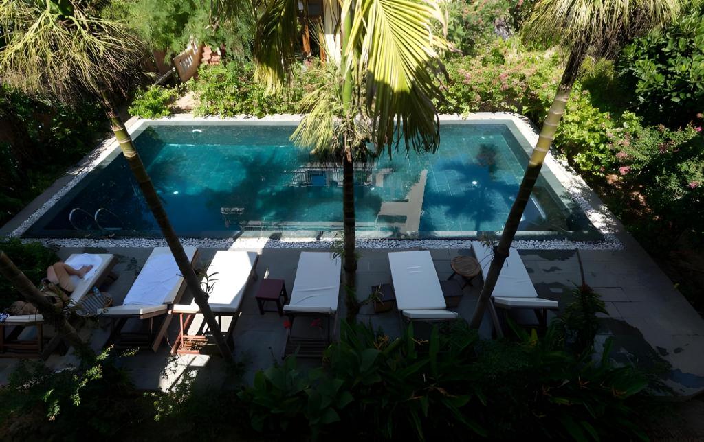 Three-Bedroom bungalow with pool near city center.