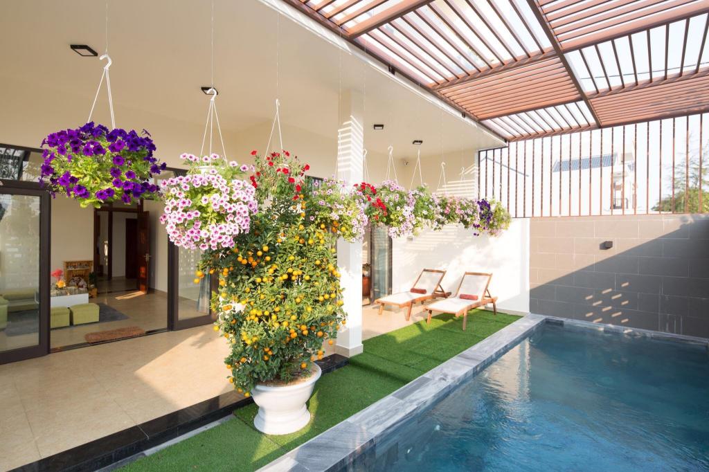 Yellow Mushroom – 5′ walk to Hidden Beach