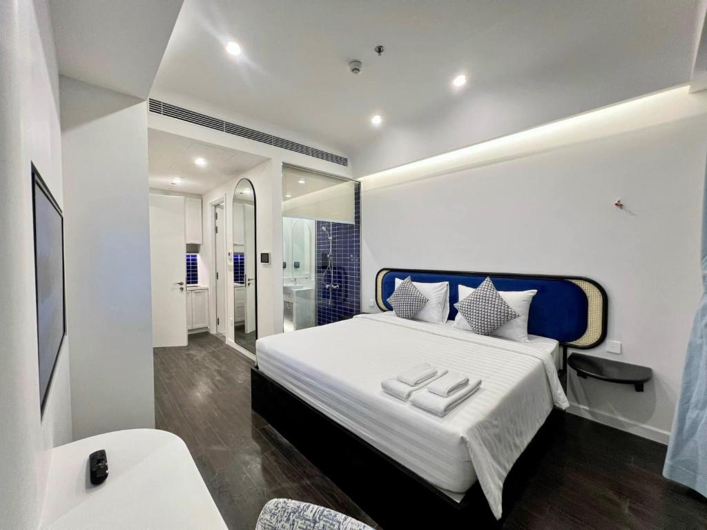 Hillside apartment studio view city