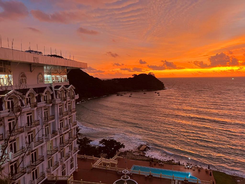 KHÁCH SẠN NAM DU PALACE