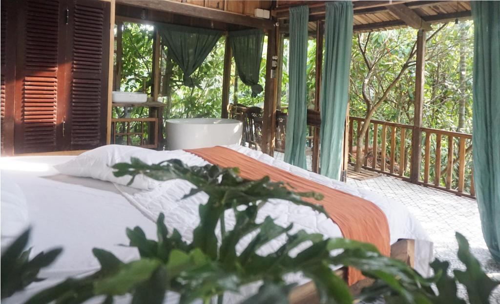 MOON GARDEN RIVERSIDE