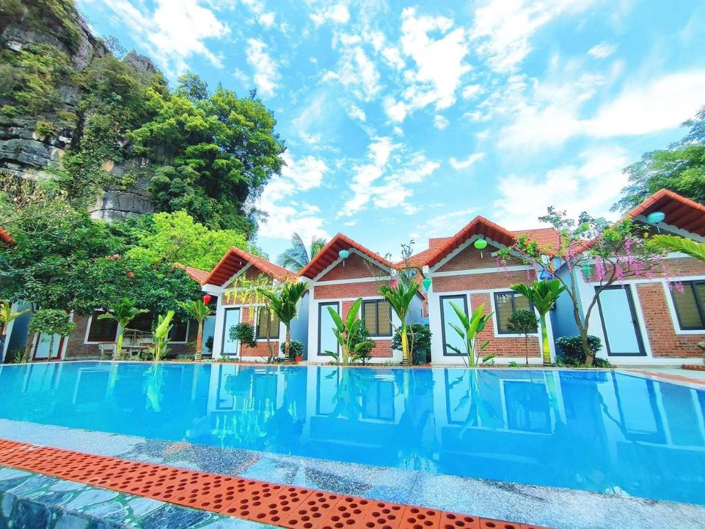 TRANG AN NATURAL MOUNTAINSIDE HOMESTAY