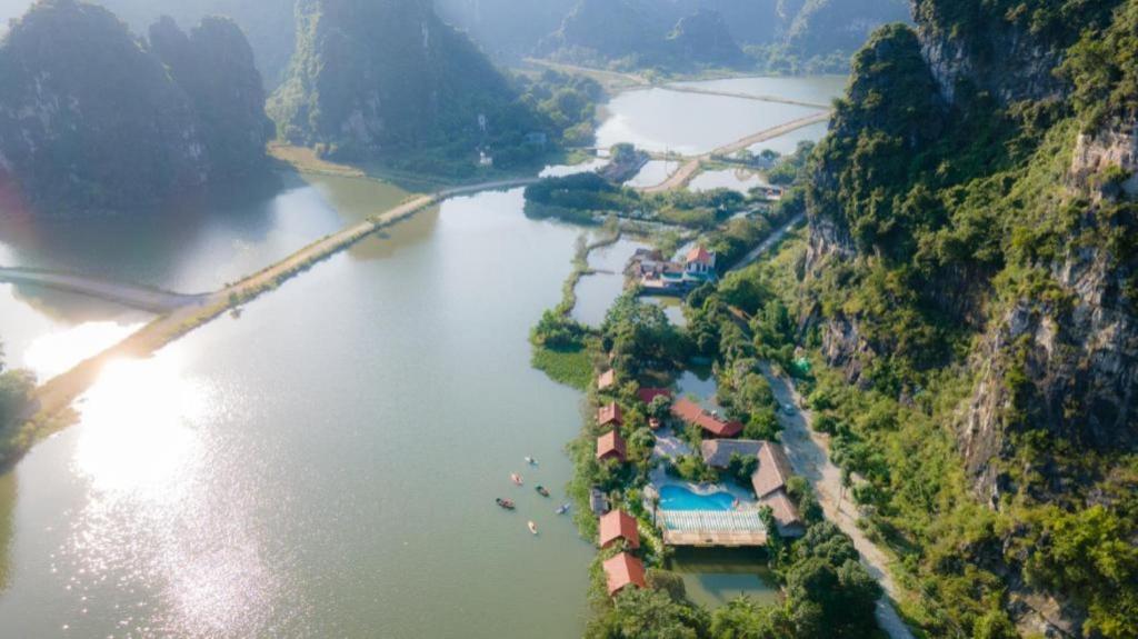 Xuan Son Lakeside Bungalow