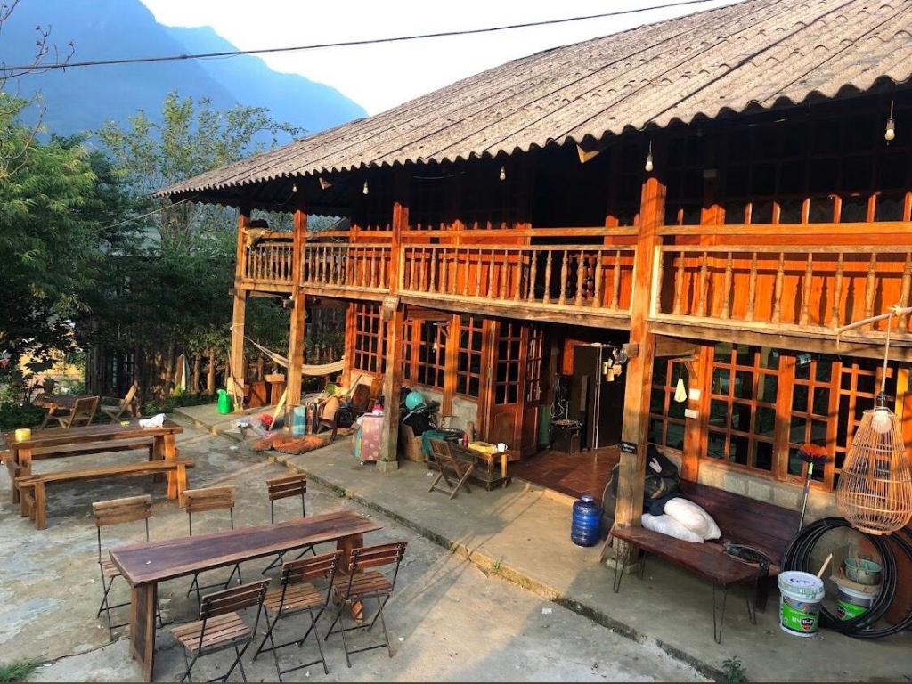 Knock! Knock! Neighbour