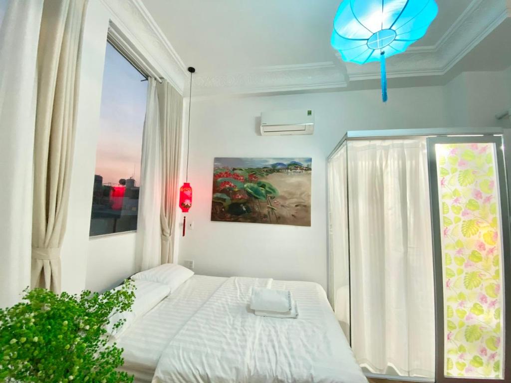 Studio 5′ walk to Nguyen Hue pedestrian avenue