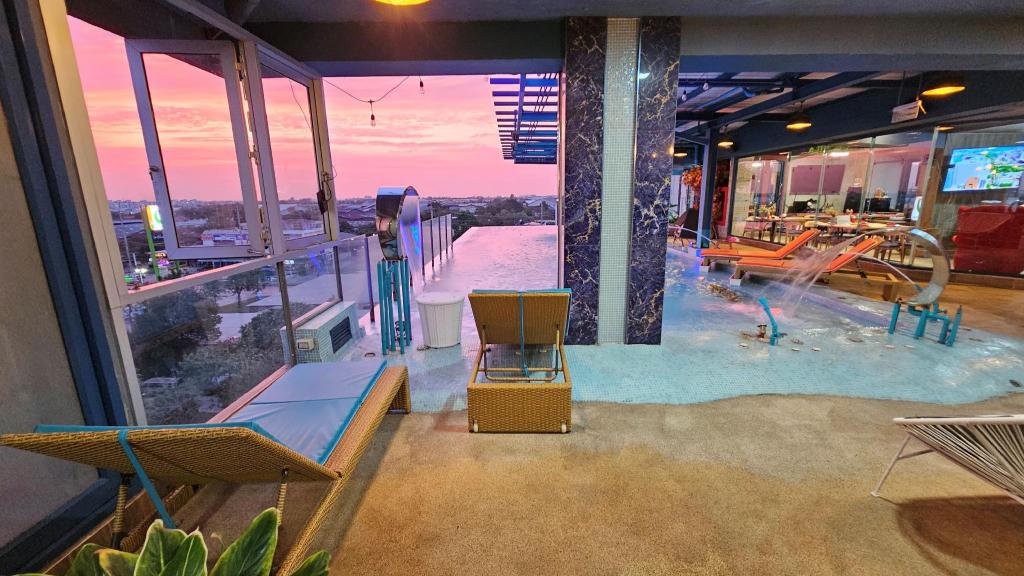 BlueTel Re’sidencE Bangkok IMPACT- 1 Time Drop-Off Service to IMPACT