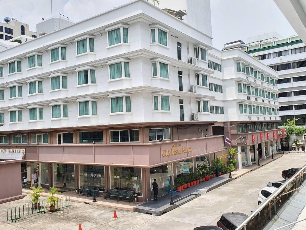 City Plaza Nana Hotel
