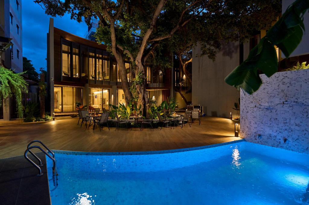 Red Door Samsen Hotel