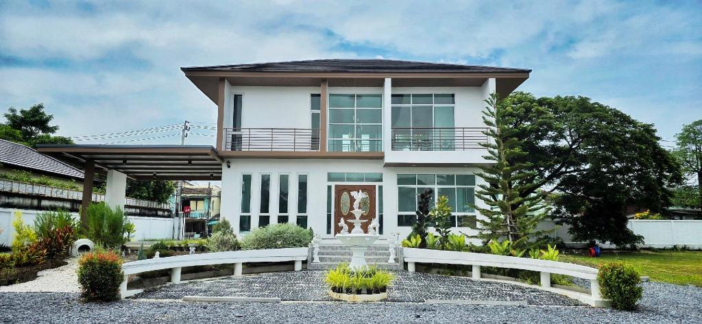 Tiny Island Lake Lodge