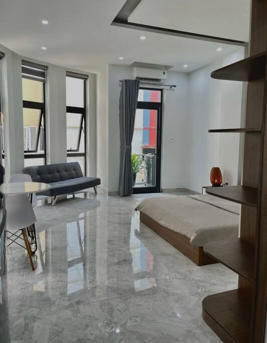 Ami Foreign Center DaNang 2 Cozy Room – Many Windows, Balcony, Two facades