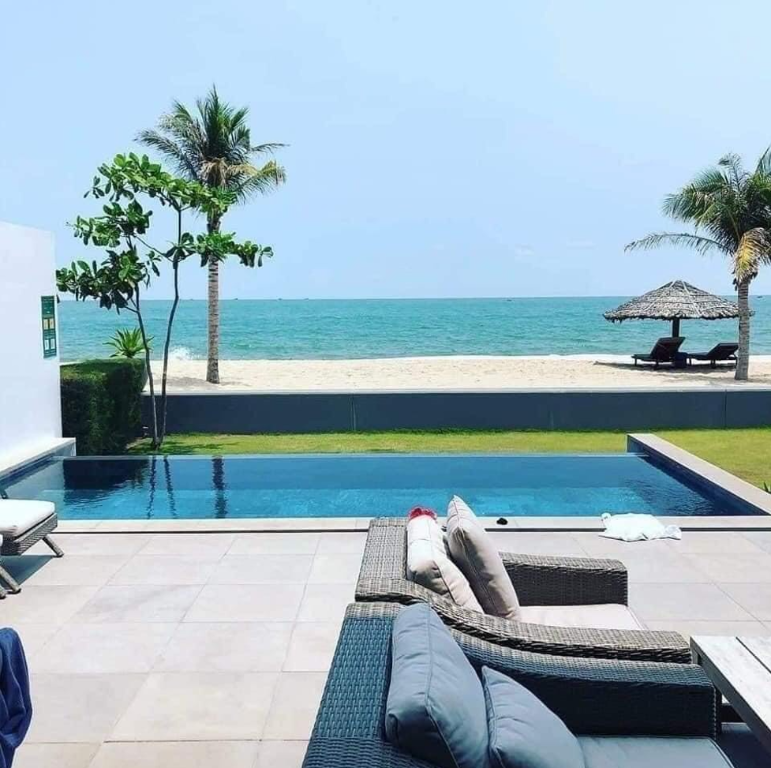 Beachfront 4 Bedrooms villa Sanctuary Ho Tram