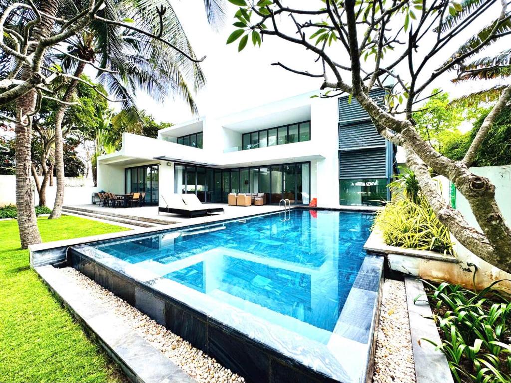 Beachfront villa Sanctuary Ho Tram, 4 Bedrooms