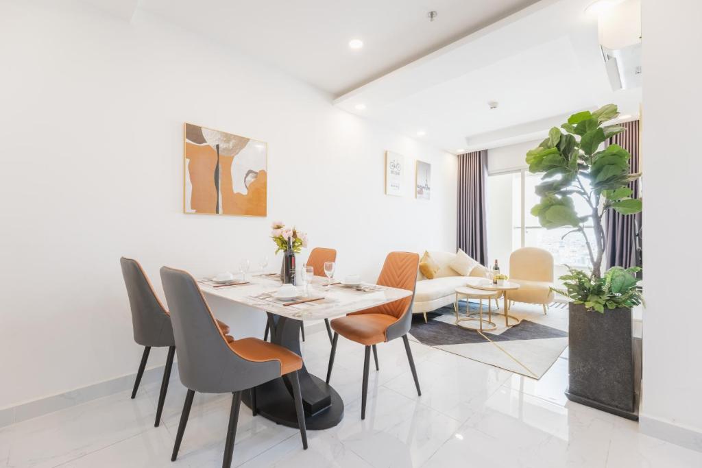 Luxury 2BR Apt – City Skyline View