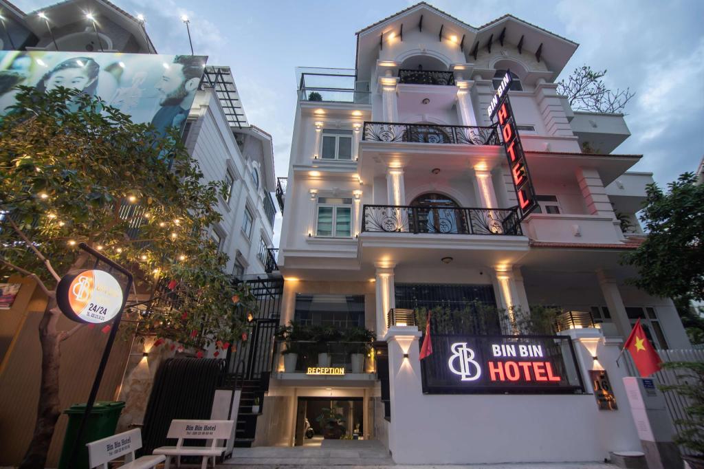 Bin Bin Hotel 8 – Near Sunrise City District 7