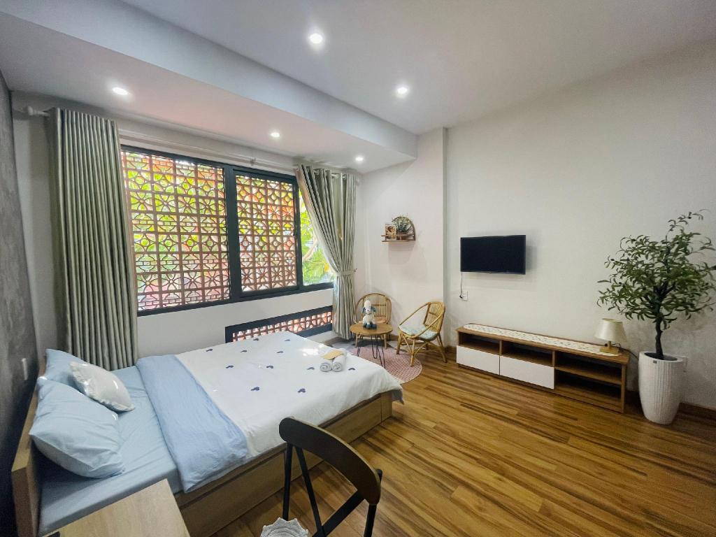 Deluxe studio – Street view – Big window