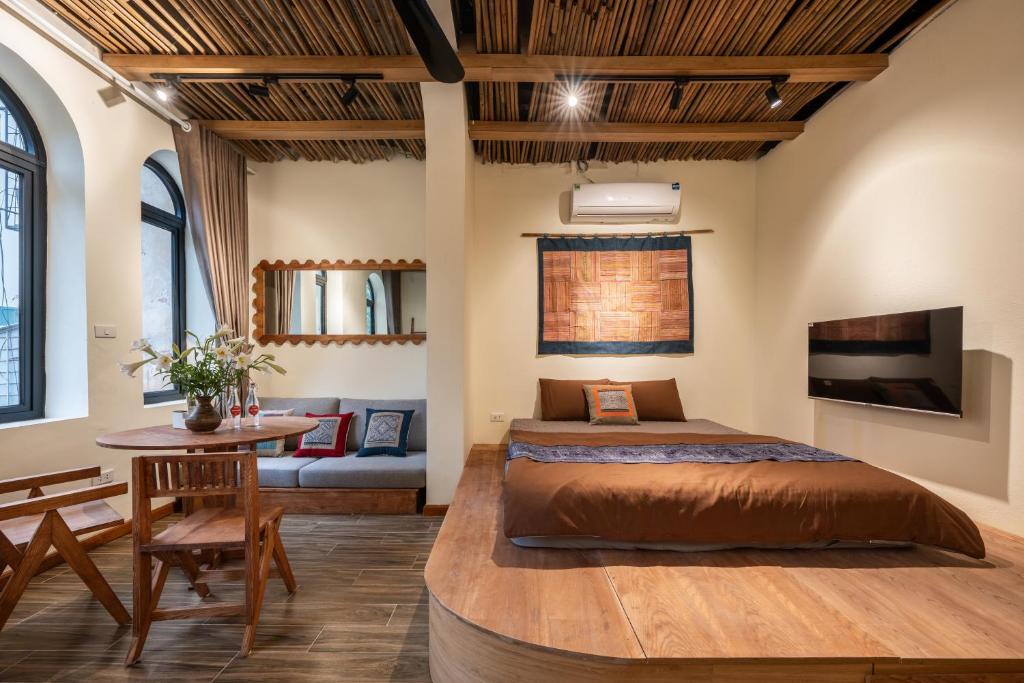 Hidden Gem Palace-Walking Street-Trang Tien Plaza