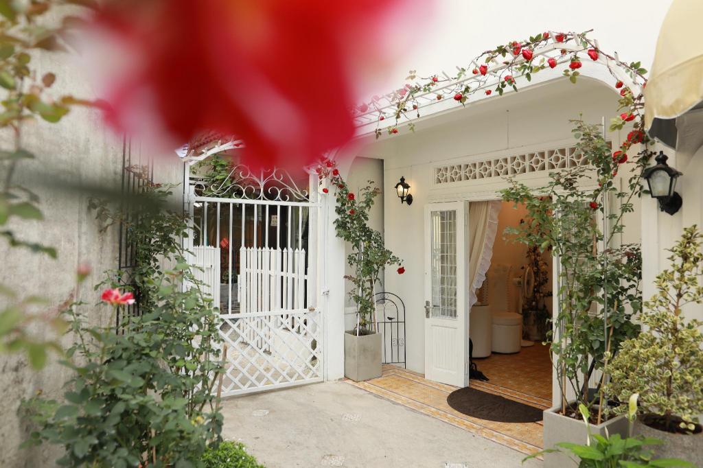 LA VIE EN ROSE HOTEL 2