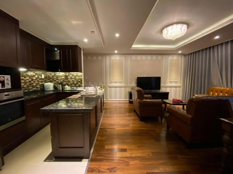 Leman Luxury 3 BR Apartment by Chloe