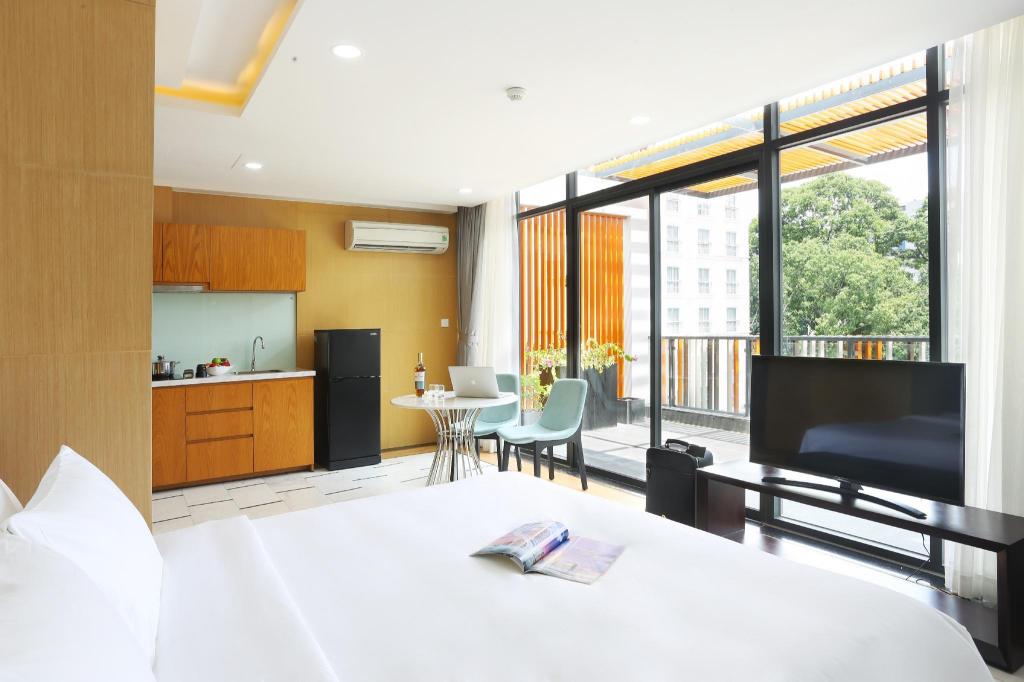 Melina Turtle Lake Saigon Center