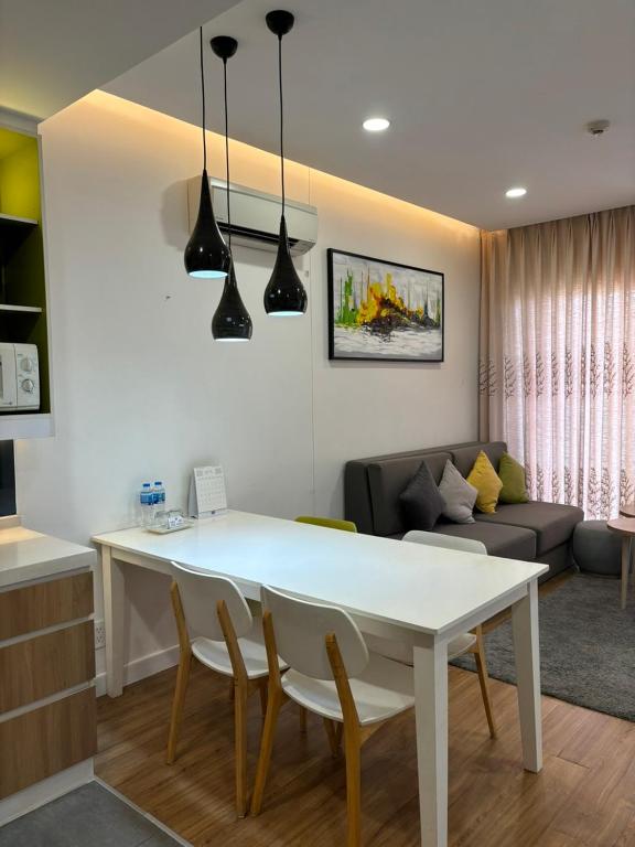 One Bedroom Suite at Republic Plaza – Pool & City View