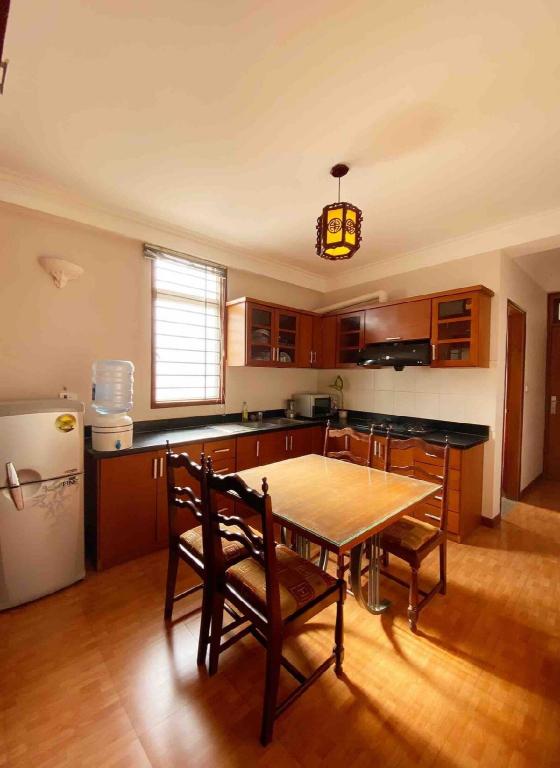 SPACIOUS KITCHEN/1BR_Stps to TRAIN Station