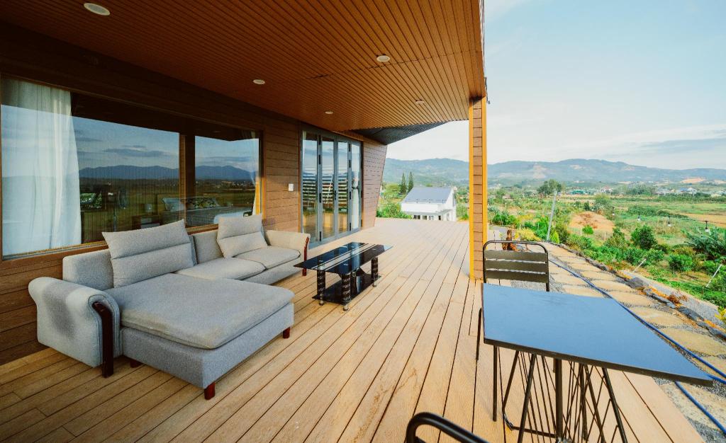 Sol Valley – Hideaway Station