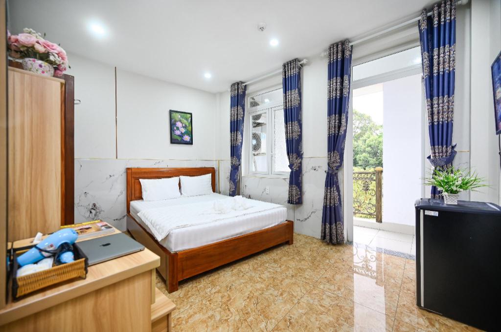 Yoyo Airport Saigon Hotel