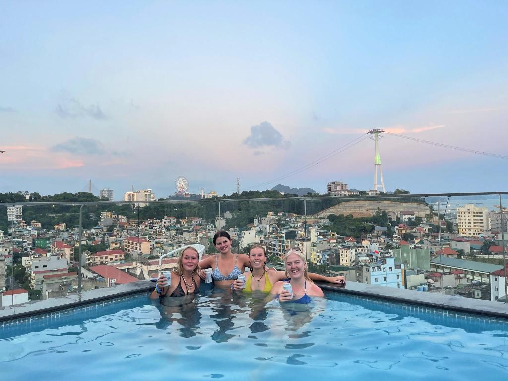 Khách sạn The Light Hạ Long