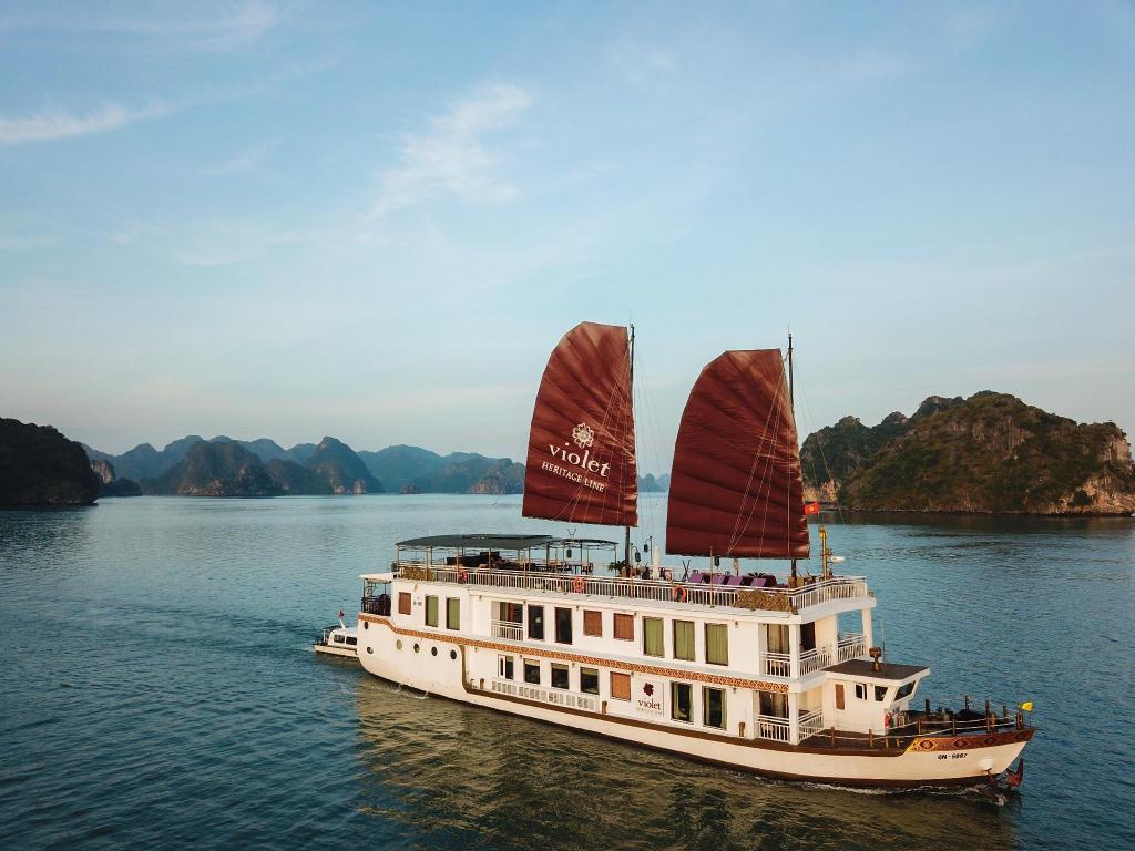 Heritage Line Violet Cruise – Halong Bay & Lan Ha Bay