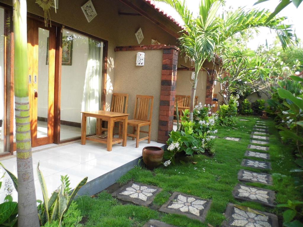 Made Taro – Menjangan Homestay