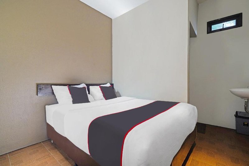 Capital O 1898 Louise Place