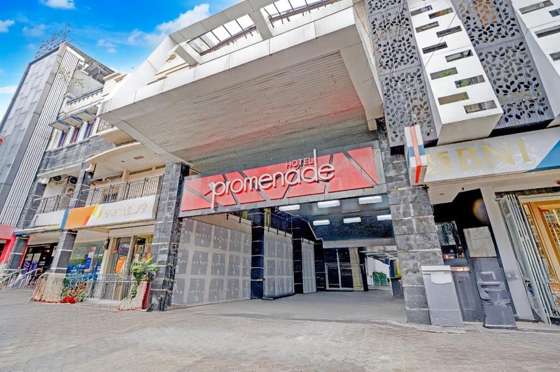 Dancenter Promenade Near Cihampelas Walk