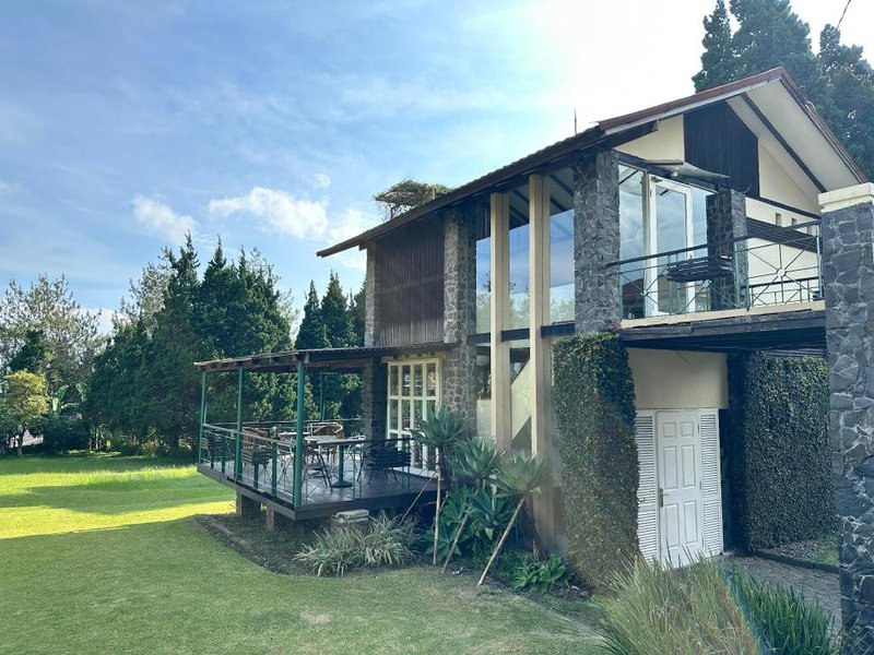 De Villa Istana Bunga Lembang by HouseinBandung