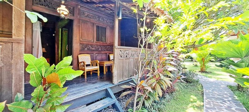 Le Petit Leon’s Traditional wooden house