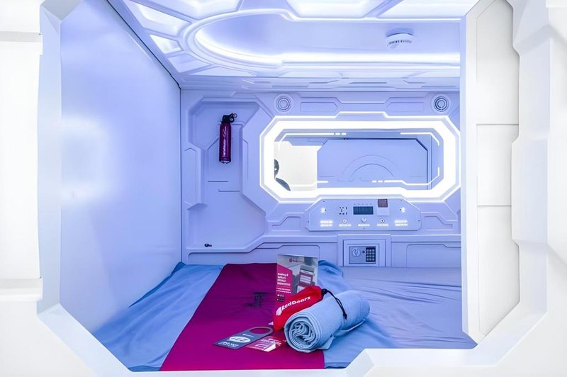 RedDoorz Hostel near Taman Puring