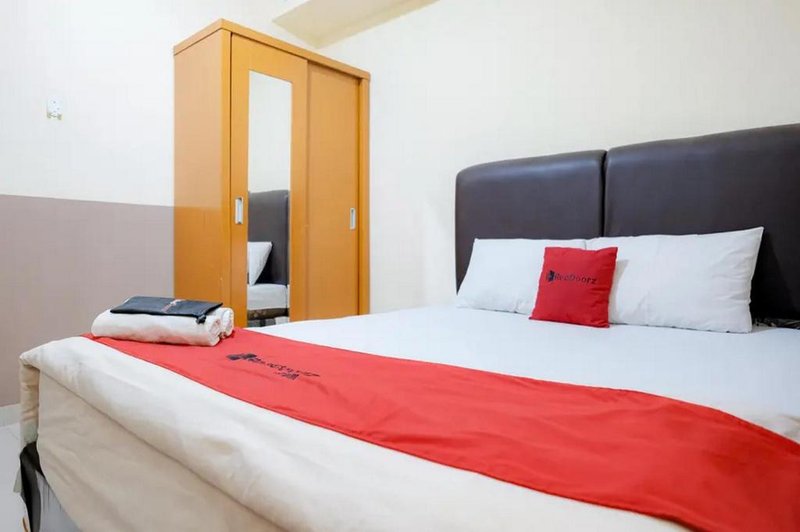RedDoorz @ Jalan Biak Roxy Jakarta