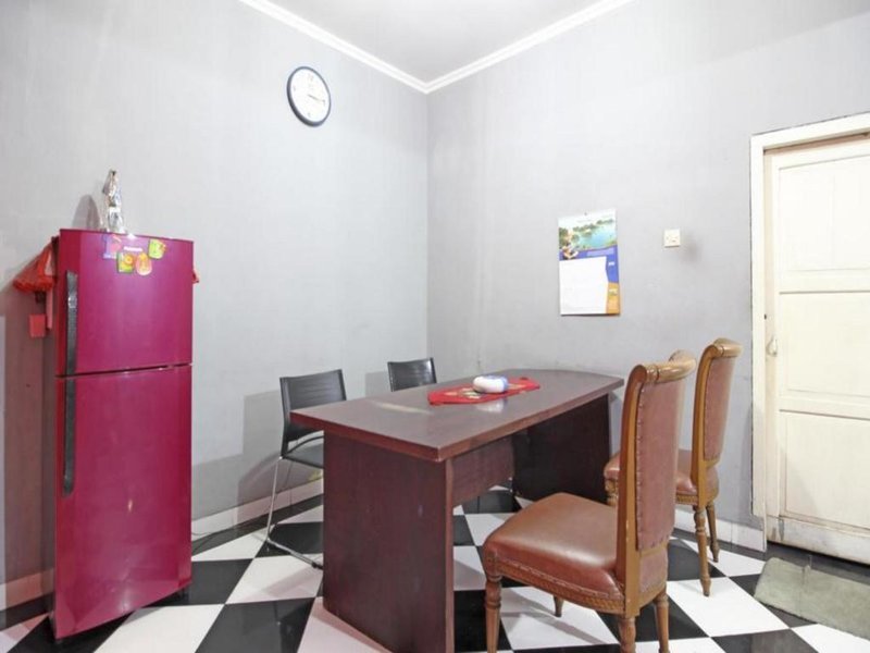 RedDoorz near Terminal Condong catur