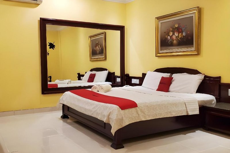 RedDoorz Plus near Dunia Fantasi Ancol