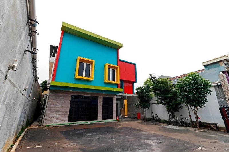 RedDoorz Plus near Halim Perdanakusuma 2