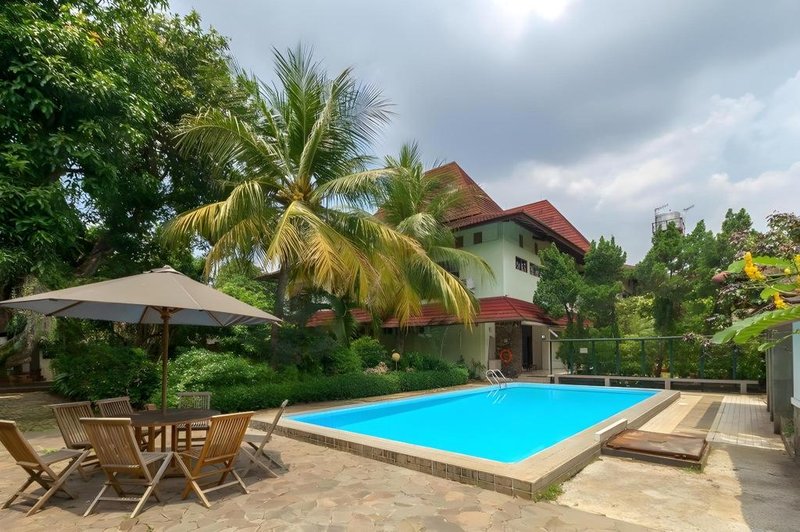 RedDoorz Plus near Kemang Raya