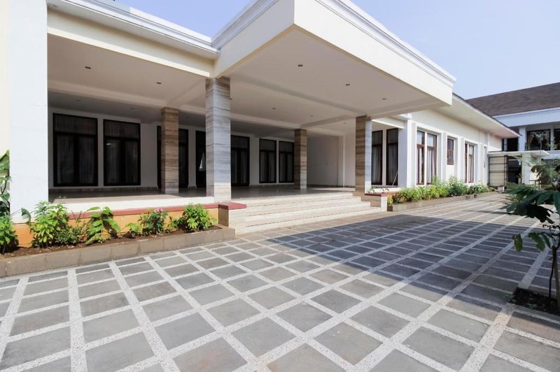 RedDoorz Premium near Stasiun Lenteng Agung