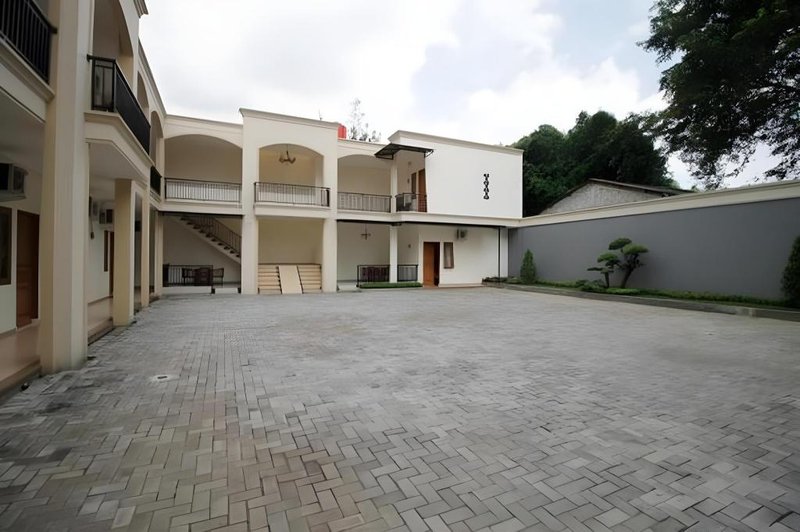 RedDoorz Syariah near Mercu Buana University