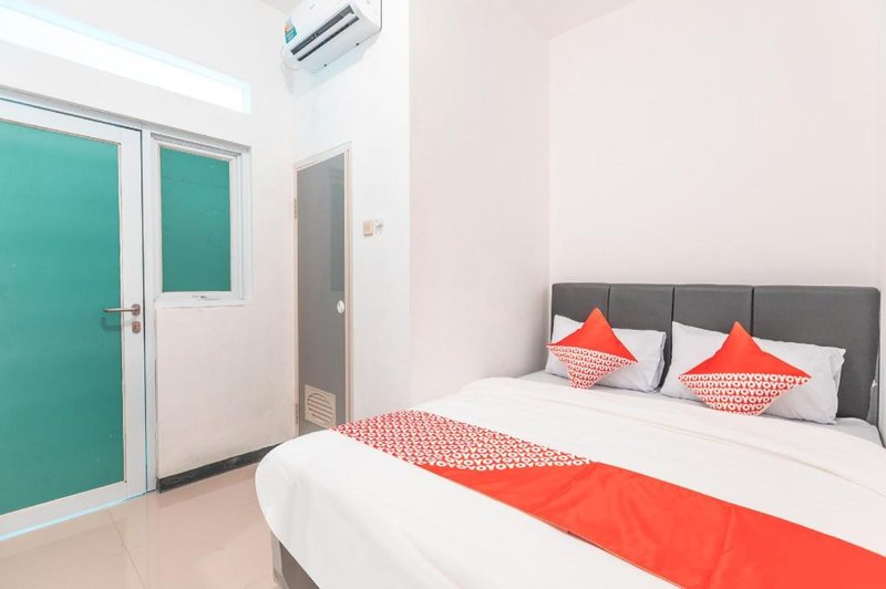 Super OYO 2223 J&b Room Utan Kayu